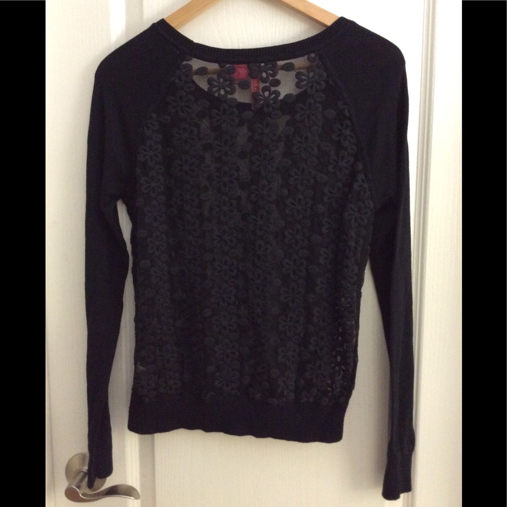 Beautiful long sleeve sweatshirt with mesh.